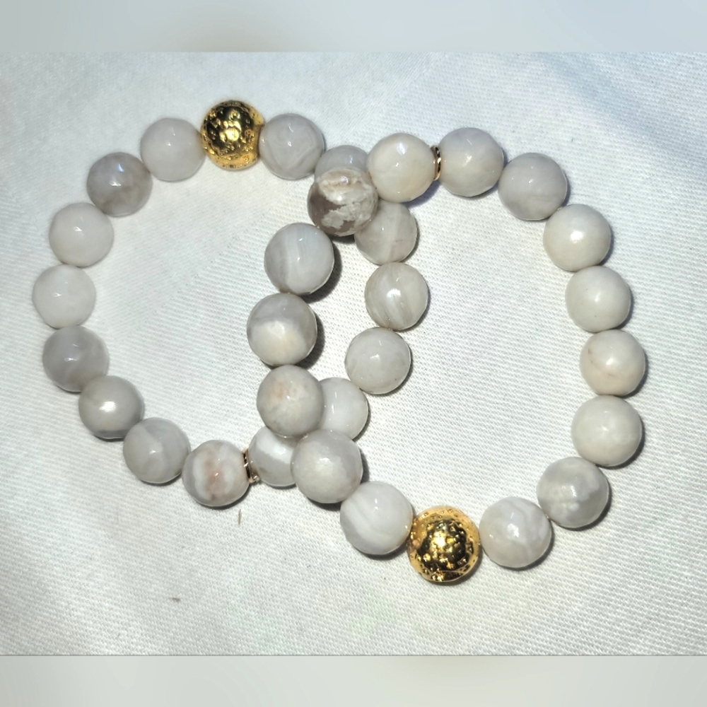 White marble look veined beads and one gold bead stretch bracelets